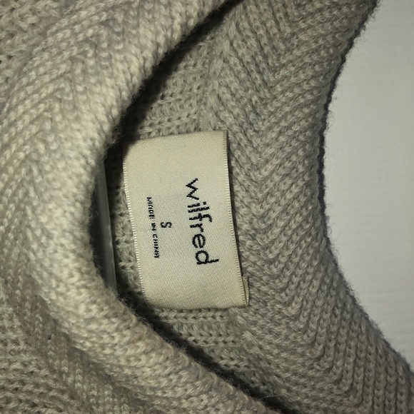 Aritzia sweater with side slit - Picture 2 of 3